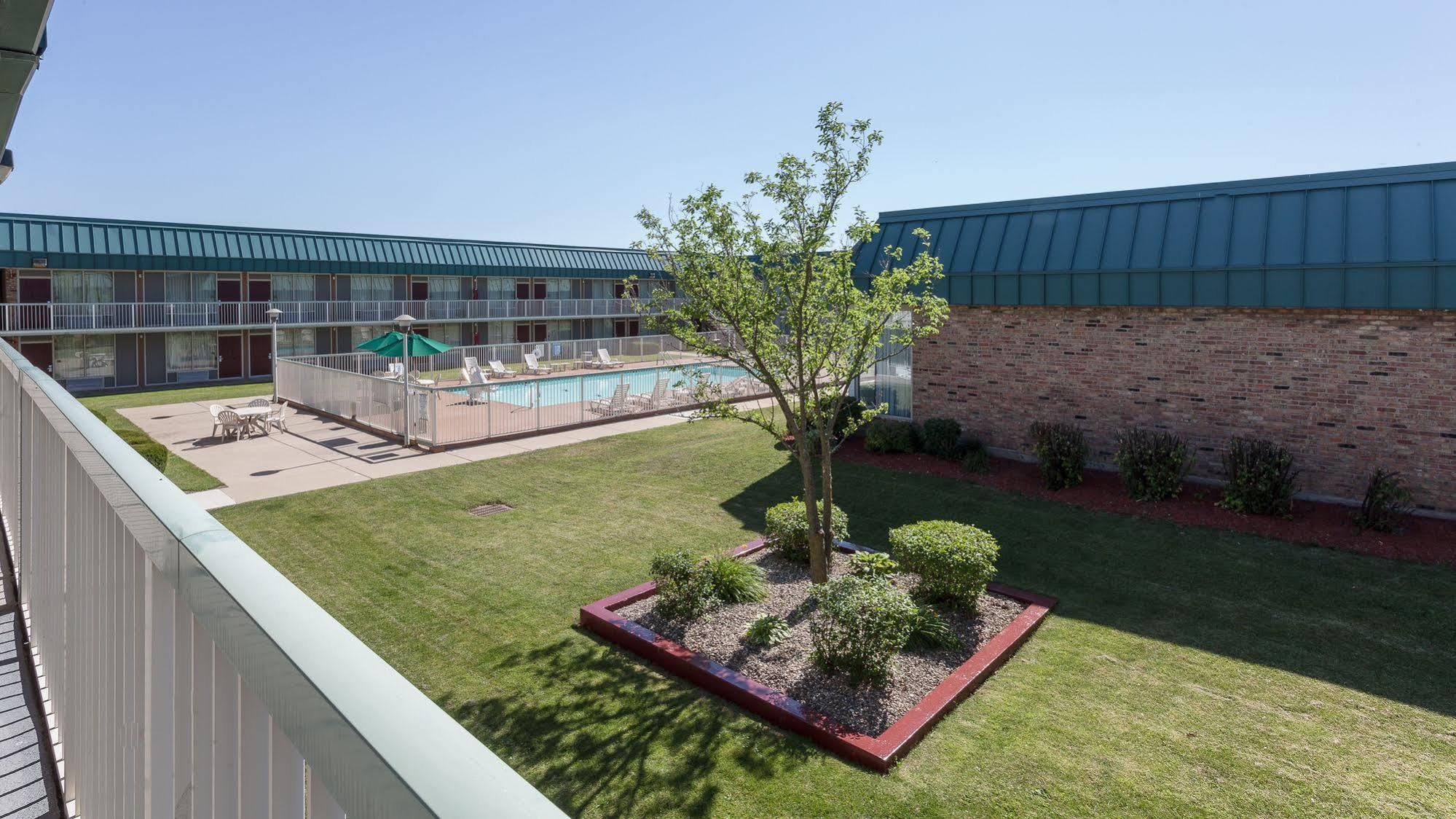 Red Roof Inn & Suites Dekalb Extérieur photo
